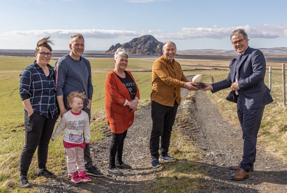 Bændur í Stóru-Mörk III taka við verðlaunagripnum.
F.v. Aðalbjörg Rún Ásgeirsdóttir, Eyvindur Ágúst&hellip;