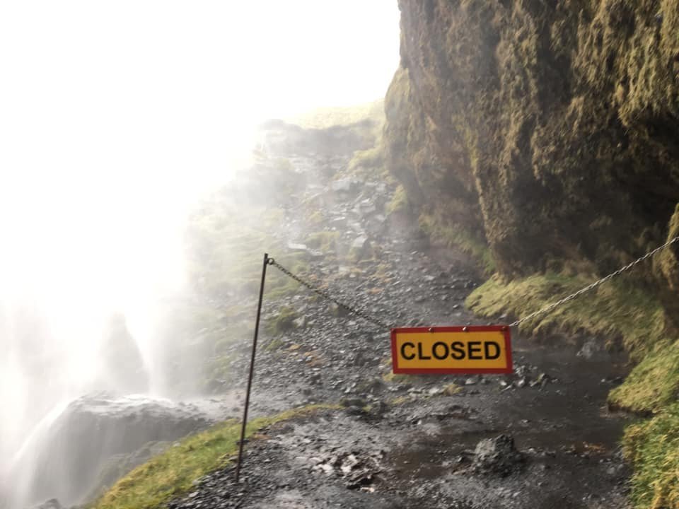 Stíg um urð norðan megin við Seljalandsfoss lokaður