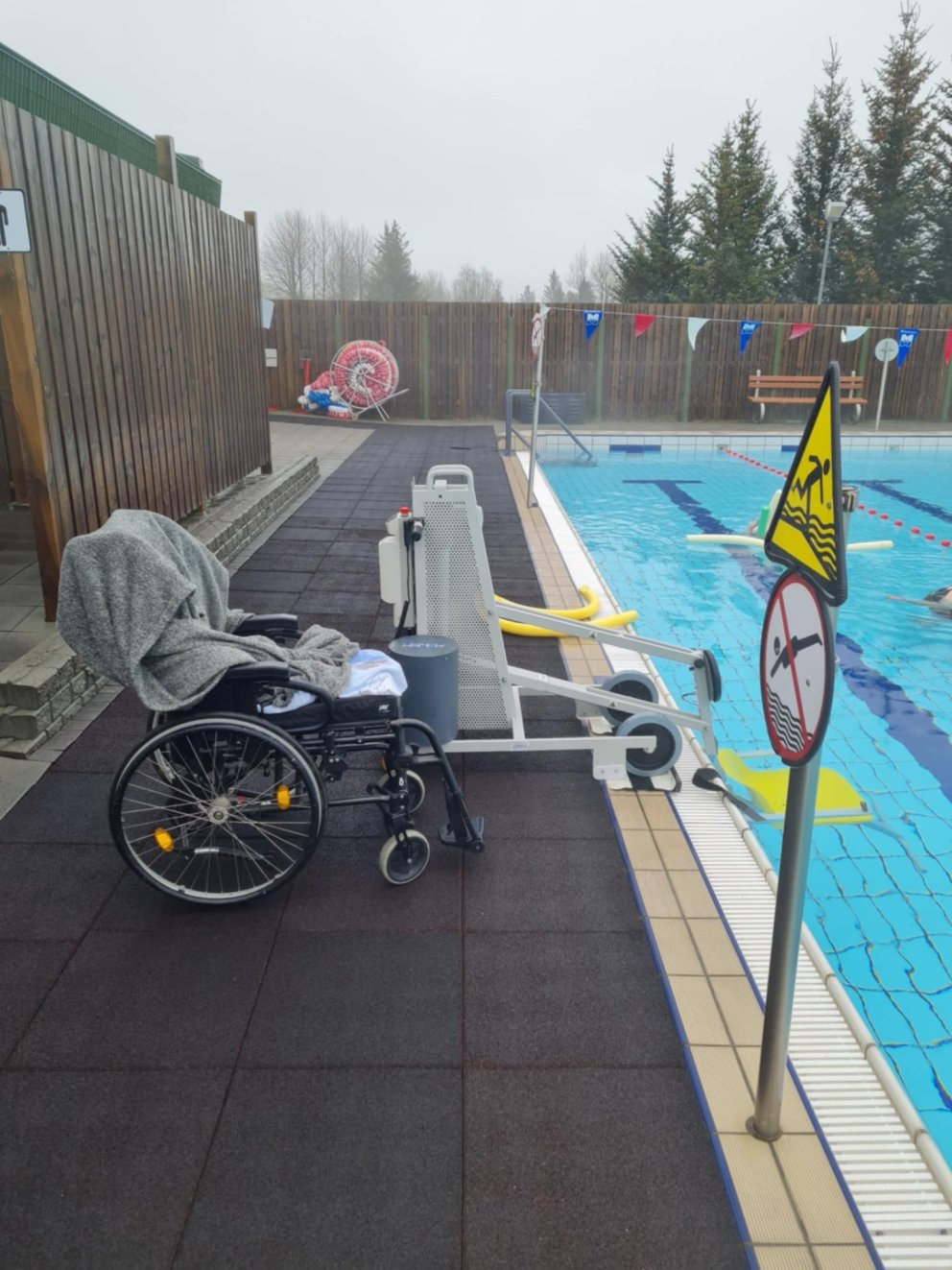 Sundlaugarlyfta í sundlaug Hvolsvallar