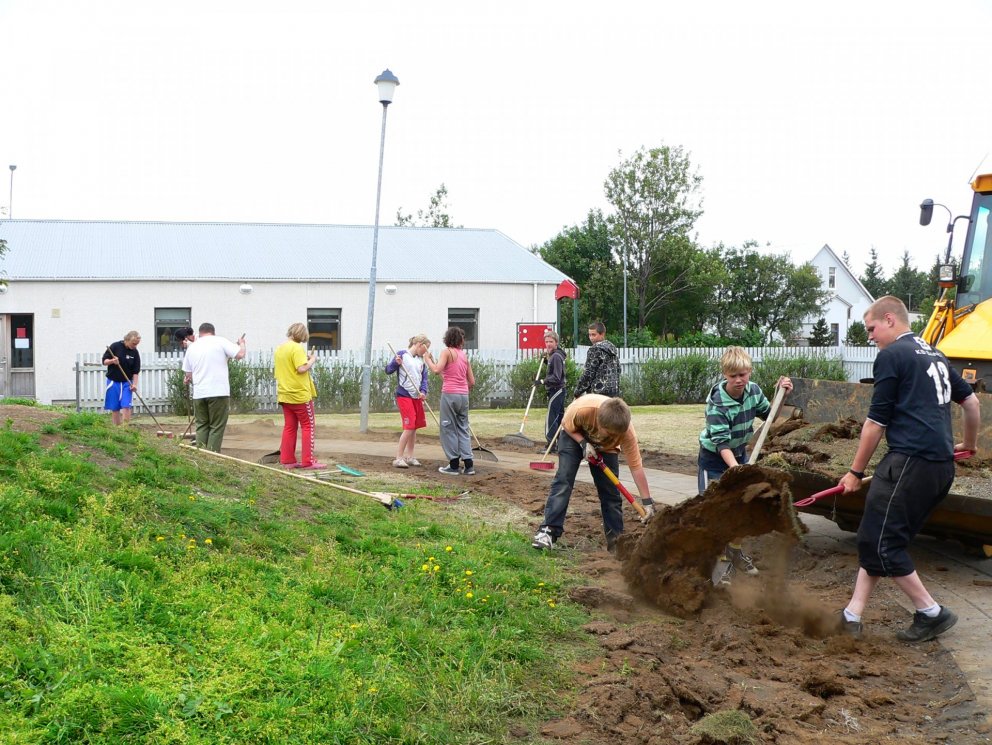 Stór hópur ungmenna og vinnuskólabarna verður í vinnu hjá Rangárþingi eystra í sumar