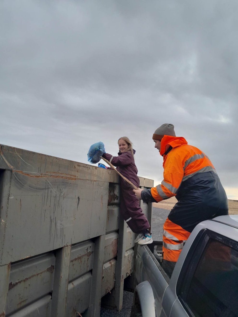 Umf. Trausti hreinsar nærumhverfi sitt