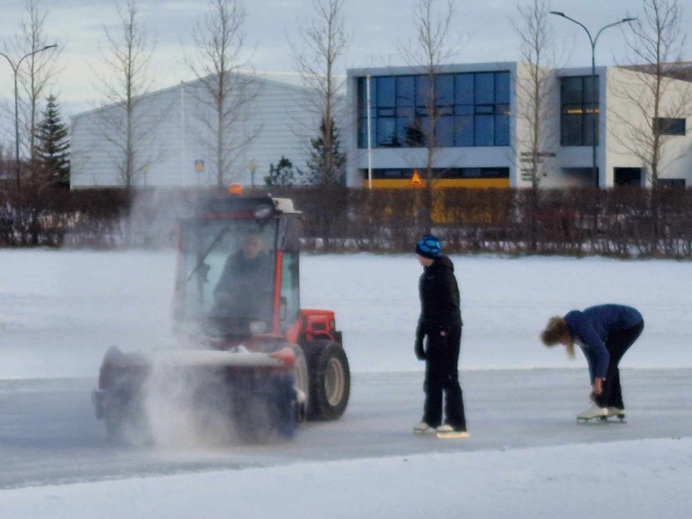 Skautasvellið við leikskólann klárt