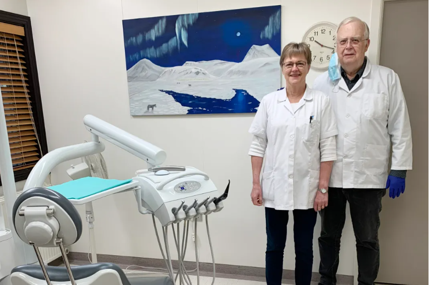 Sæmundur Holgersson lokar tannlæknastofu sinni á Hvolsvelli