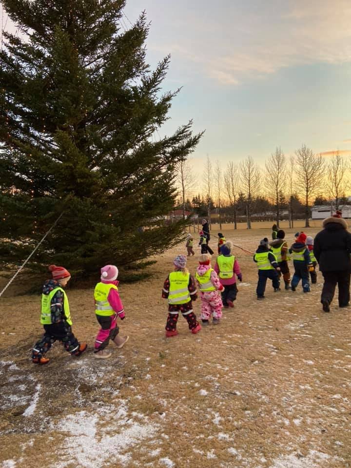 Dansað í kringum jólatré sveitarfélagsins á Miðbæjartúninu
