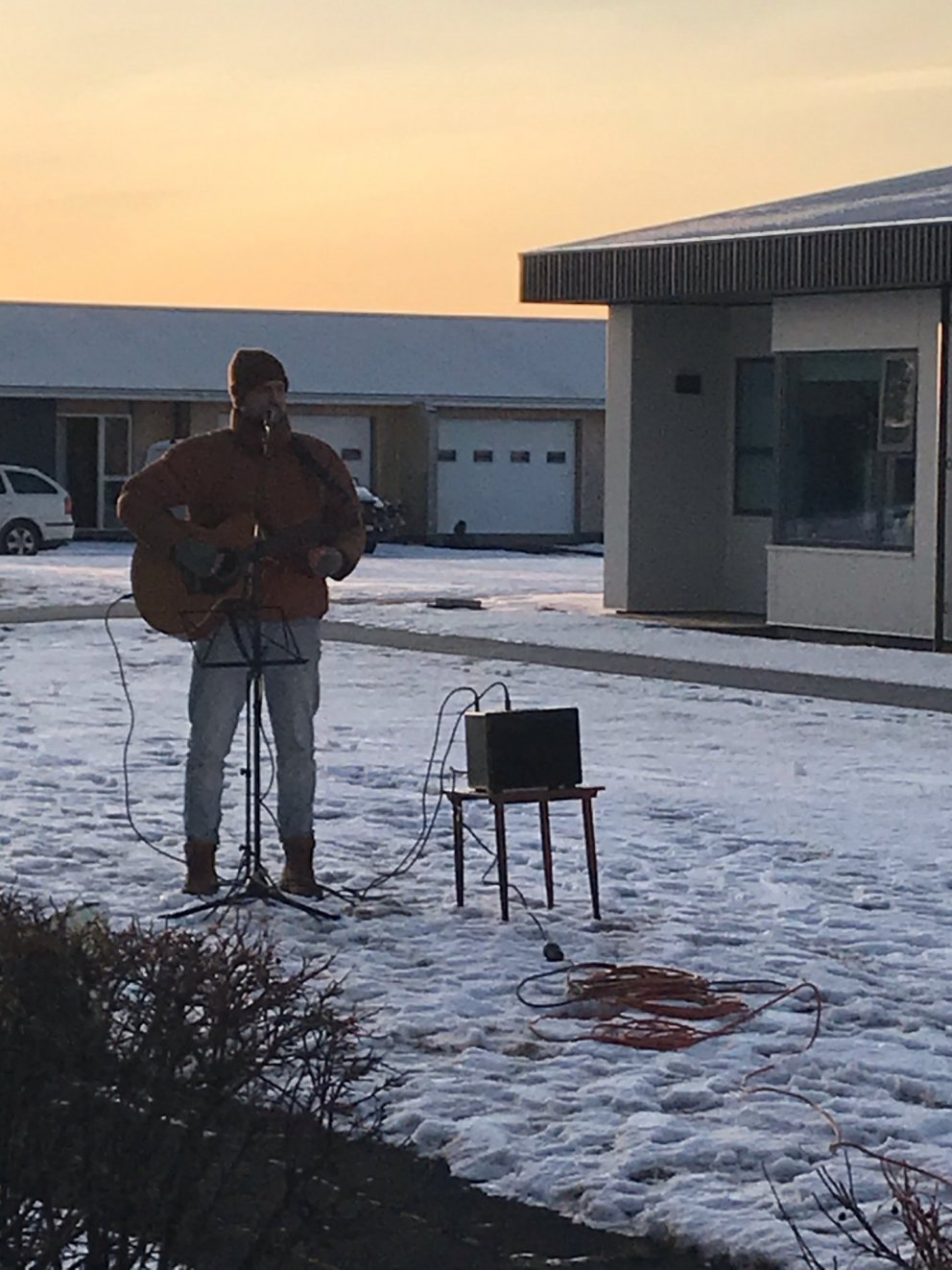 Unnsteinn Árnason spilaði og söng fyrir íbúa og starfsfólk Kirkjuhvols