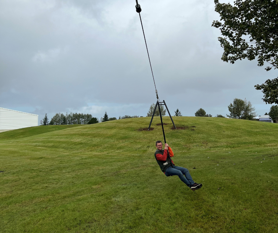 Ólafur Örn íþrótta og æskulýðsfulltrúi fór fyrstu ferðina í nýju Aparólunni.